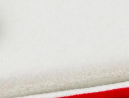  Details aus milchig-weißem, langem Plüschstoff
