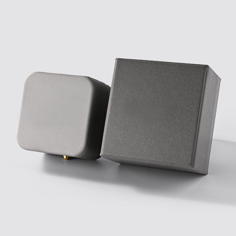 Create Your Dream Proposal Moment with a Personalized Engagement Ring Box