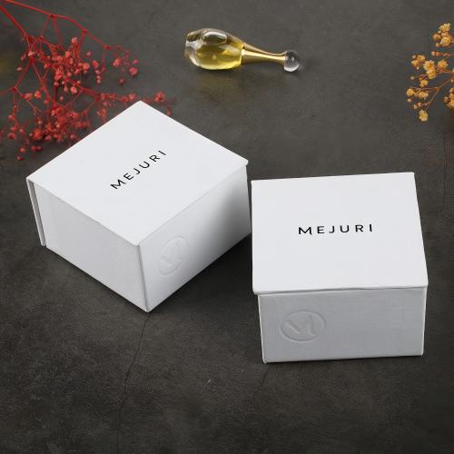 Mejuri:いつまでも記憶に残る開封体験のためのミニマルなパッケージ