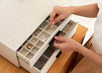 As a professional wholesale jewelry box supplier, dedicated to offering customers high-end, customized jewelry packaging solutions.