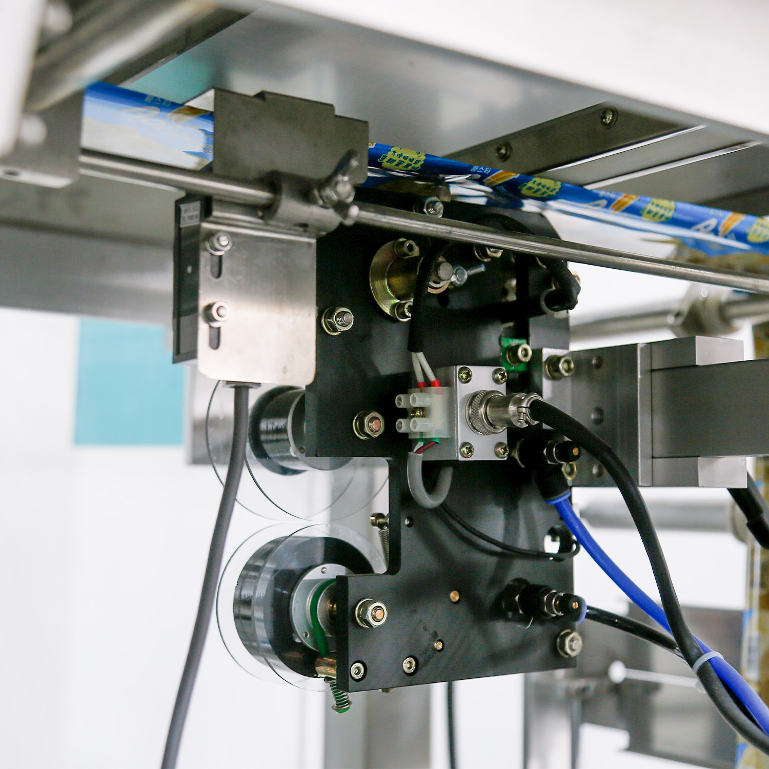 Dingjiang - Automatic filling and nitrogen sealing machine milk protein powder filling machine 500g automatic powder bag pack 12