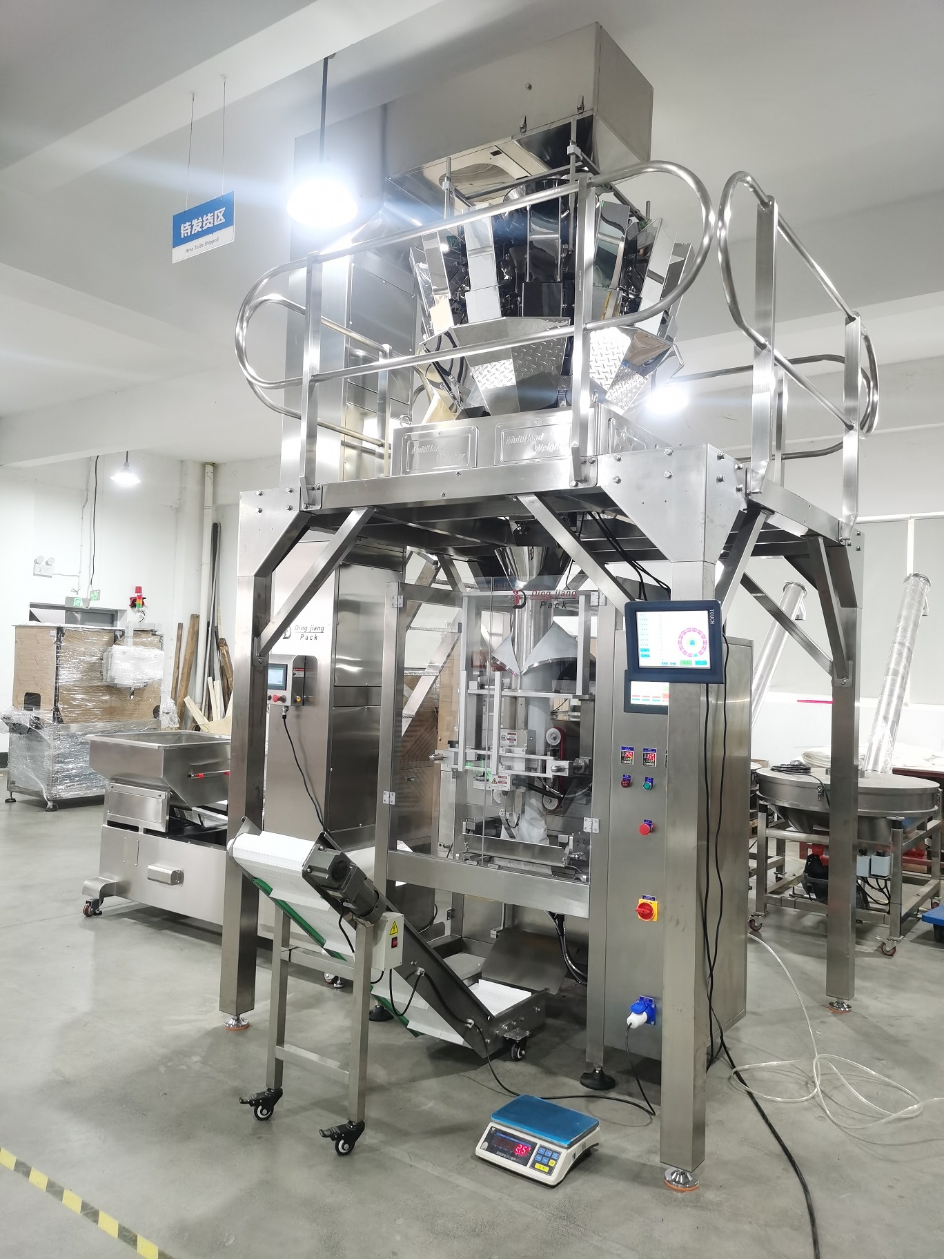 Advanced fully automatic granule bagging machine with integrated multihead weigher, designed for efficient and accurate packaging of various granules. Features include automatic bag placing, precise weighing, high-speed filling, and secure sealing, suitable for industries such as food processing, chemicals, and pharmaceuticals.