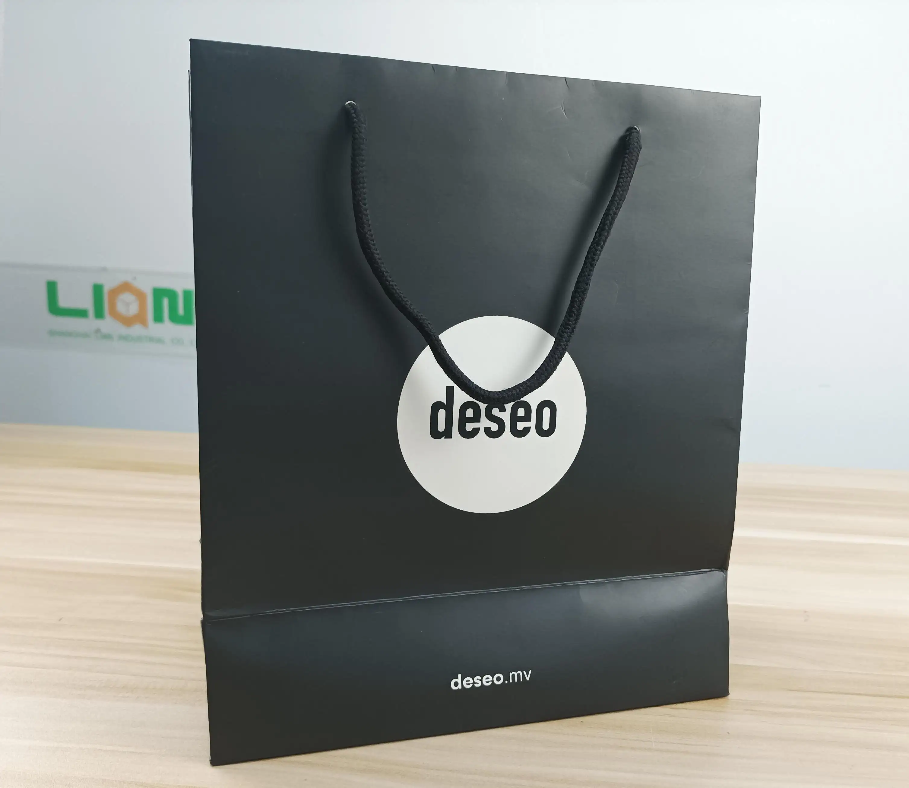 Luxury Custom Logo White Cardboard Paper UV Spot Surface Finish Shopping bag For Clothes Packaging 1