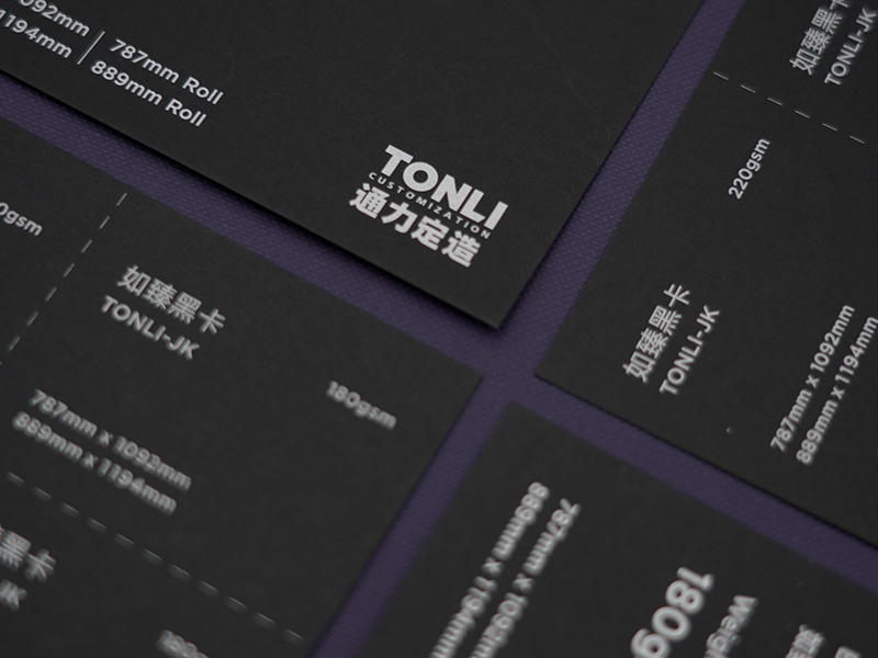TONLI-LUX Individuell prägbare schwarze Kartonverpackung für Hangtags von Markenbekleidung in Massenproduktion 1