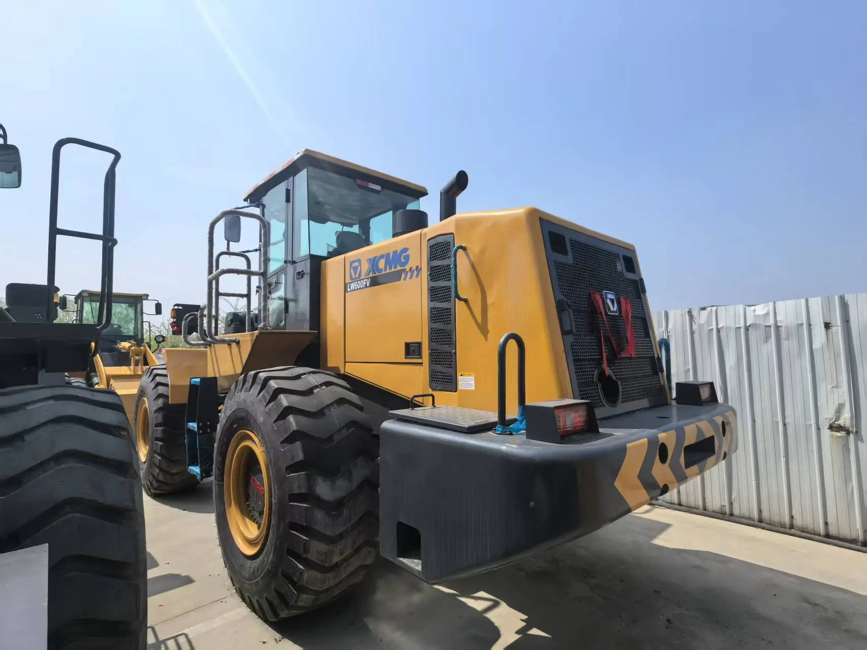 Used XCMG D600 Bulldozer | XCMG 600 Crawler Dozer for Heavy Construction 1
