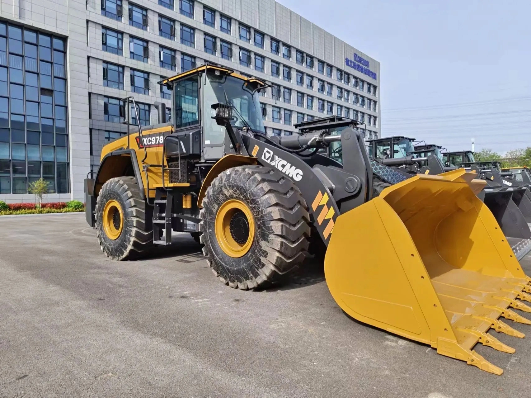 Used XCMG XC978 Wheel Loader 7 Ton Heavy Duty Construction Equipment for Mining and Material Handling Sale 1