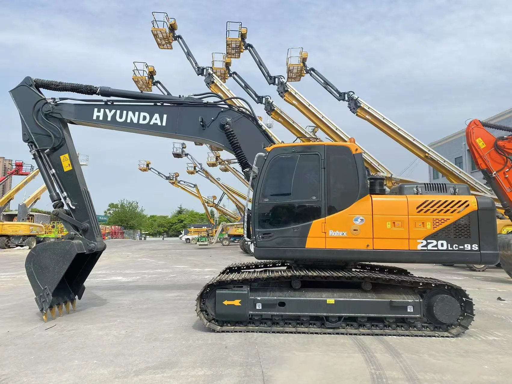 حفارة مجنزرة مستعملة من هيونداي طراز 220LC-9S، وزنها 22 طن، تعمل بنظام هيدروليكي، مخصصة لأعمال الحفر والنقل الثقيلة، معروضة للبيع. 1