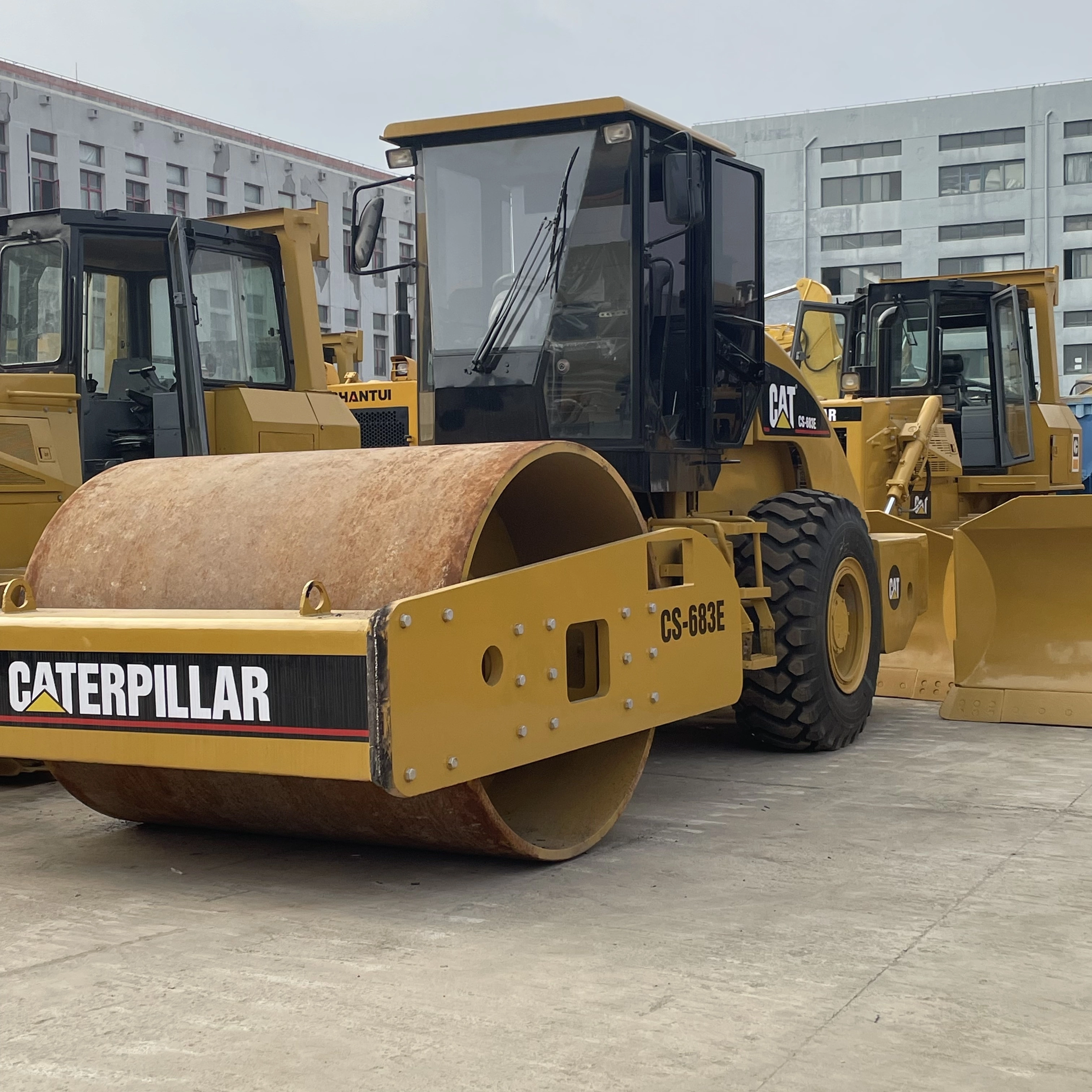 Rolo compactador vibratório de tambor único CAT CS-683E usado à venda 1
