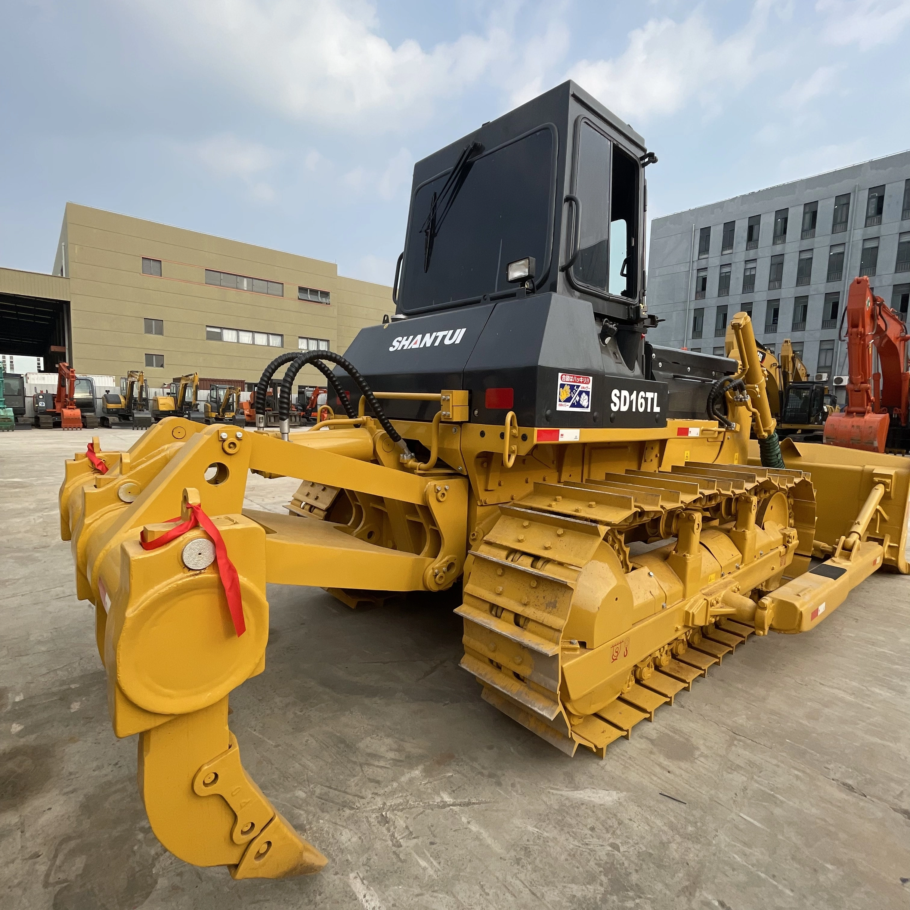 Bulldozer Shantui SD16TL para terrenos alagados usado, com escarificador. 1
