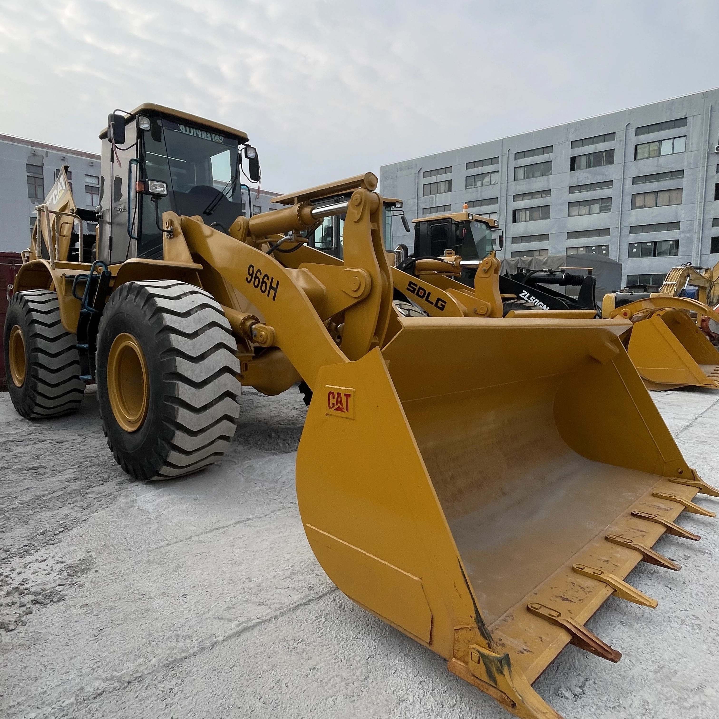 جرافة ذات عجلات CAT 966H مستعملة للبيع 1