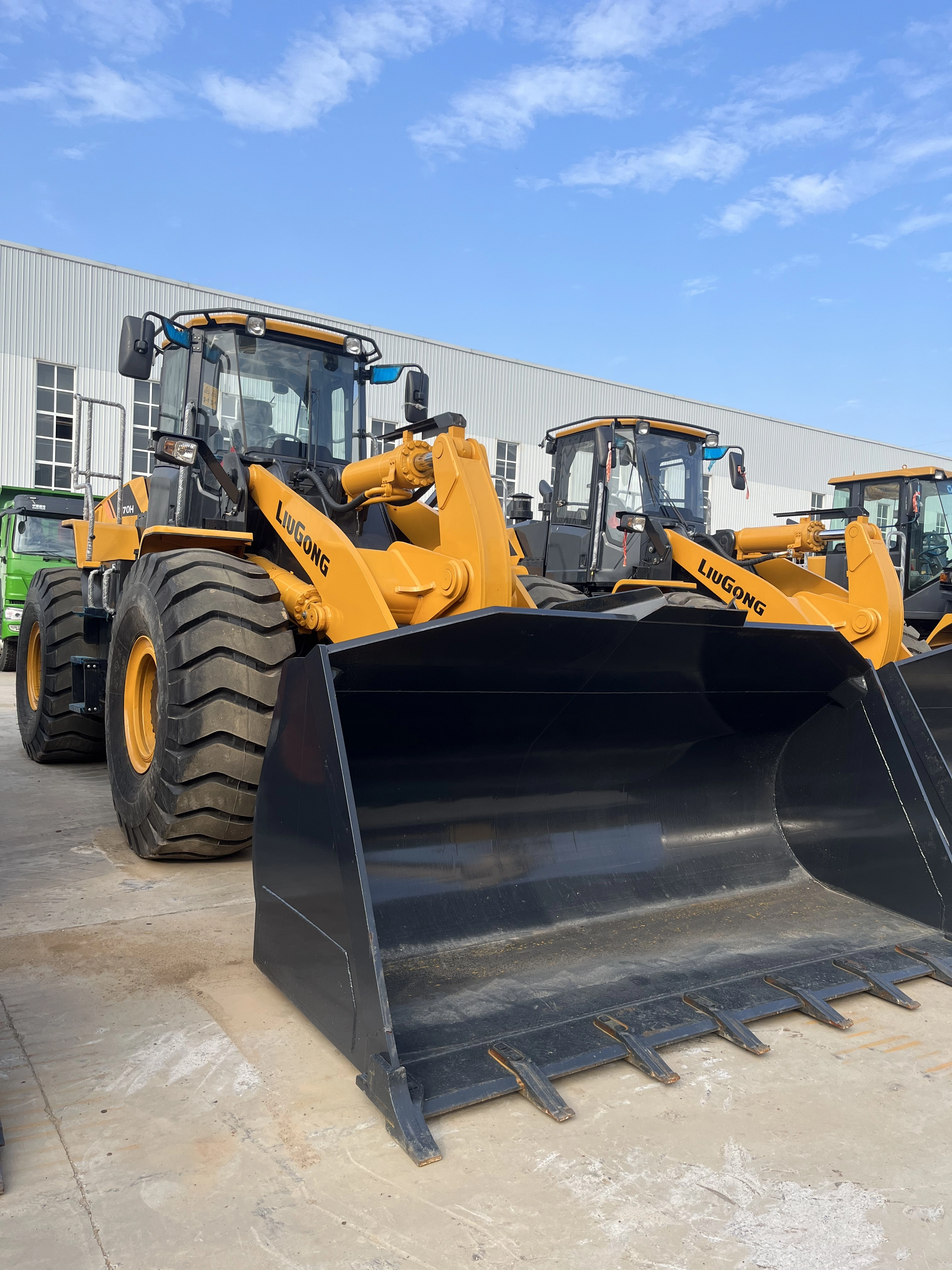 Used LiuGong 870H 7 Ton Wheel Loader with Cummins QSL9.3 Engine and 4.5 m³ Bucket for Construction, Mining, Quarrying and Heavy-Duty Material Handling for Sale 1