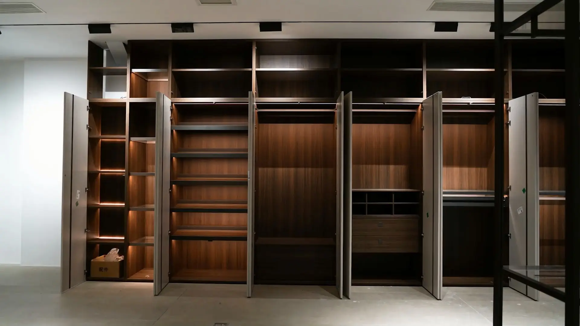 High-end one push open walk-in closet with LED 丨BK CIANDRE
