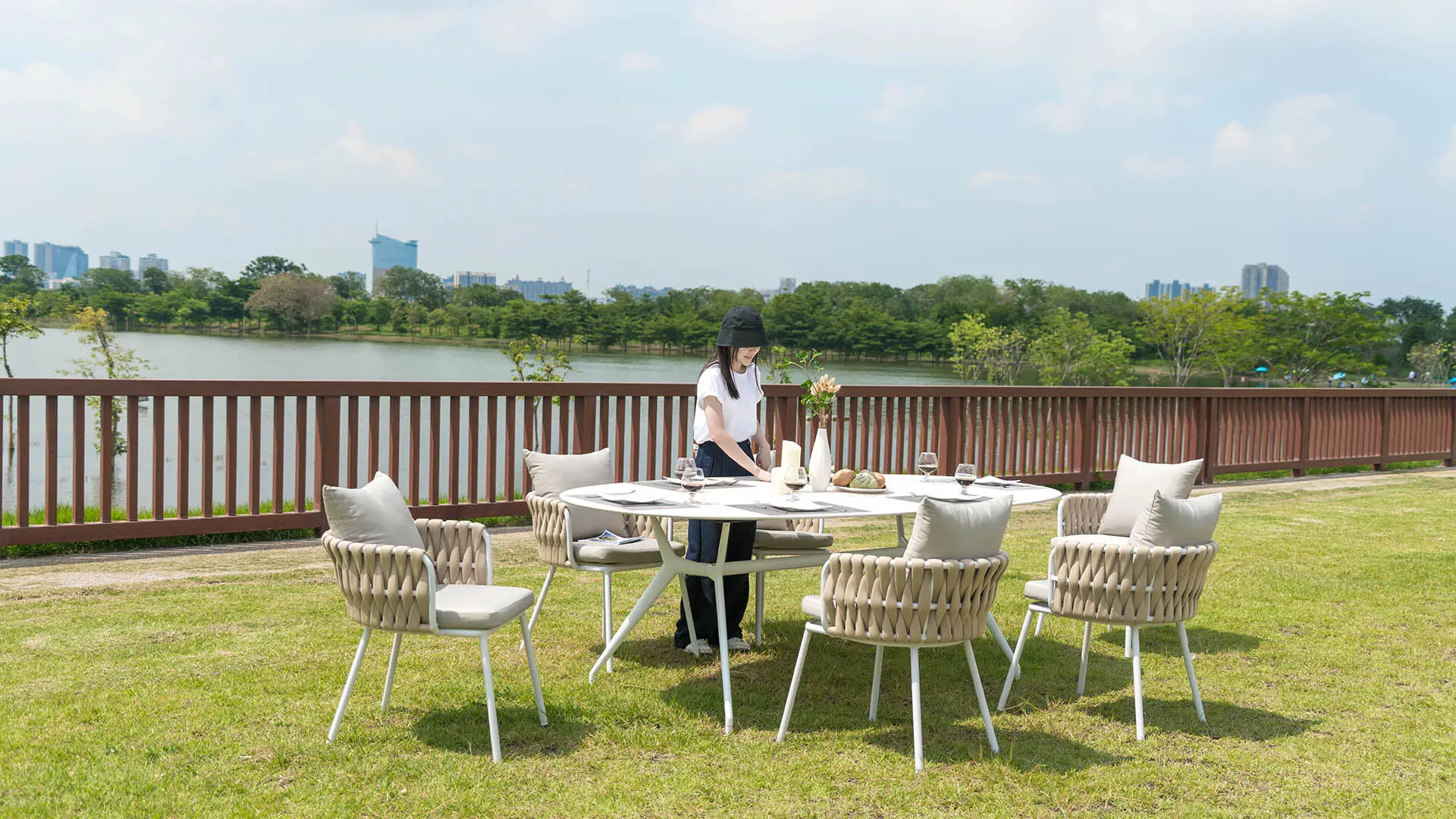Manta Round modern ceramic outdoor dining table bk ciandre 2