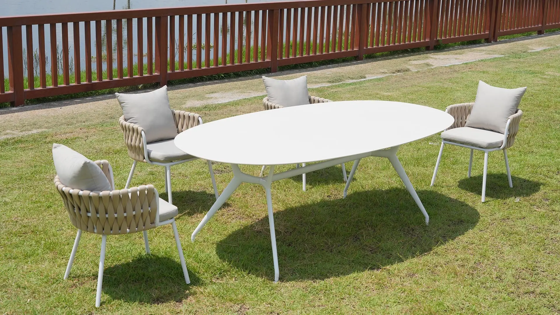 Manta Round modern ceramic outdoor dining table bk ciandre 4