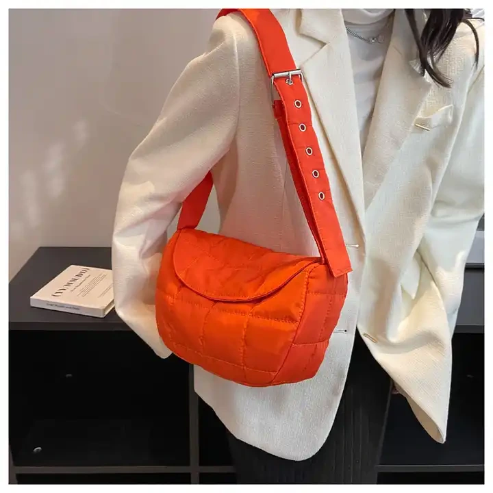Bolsa tiracolo bufante com aba 1