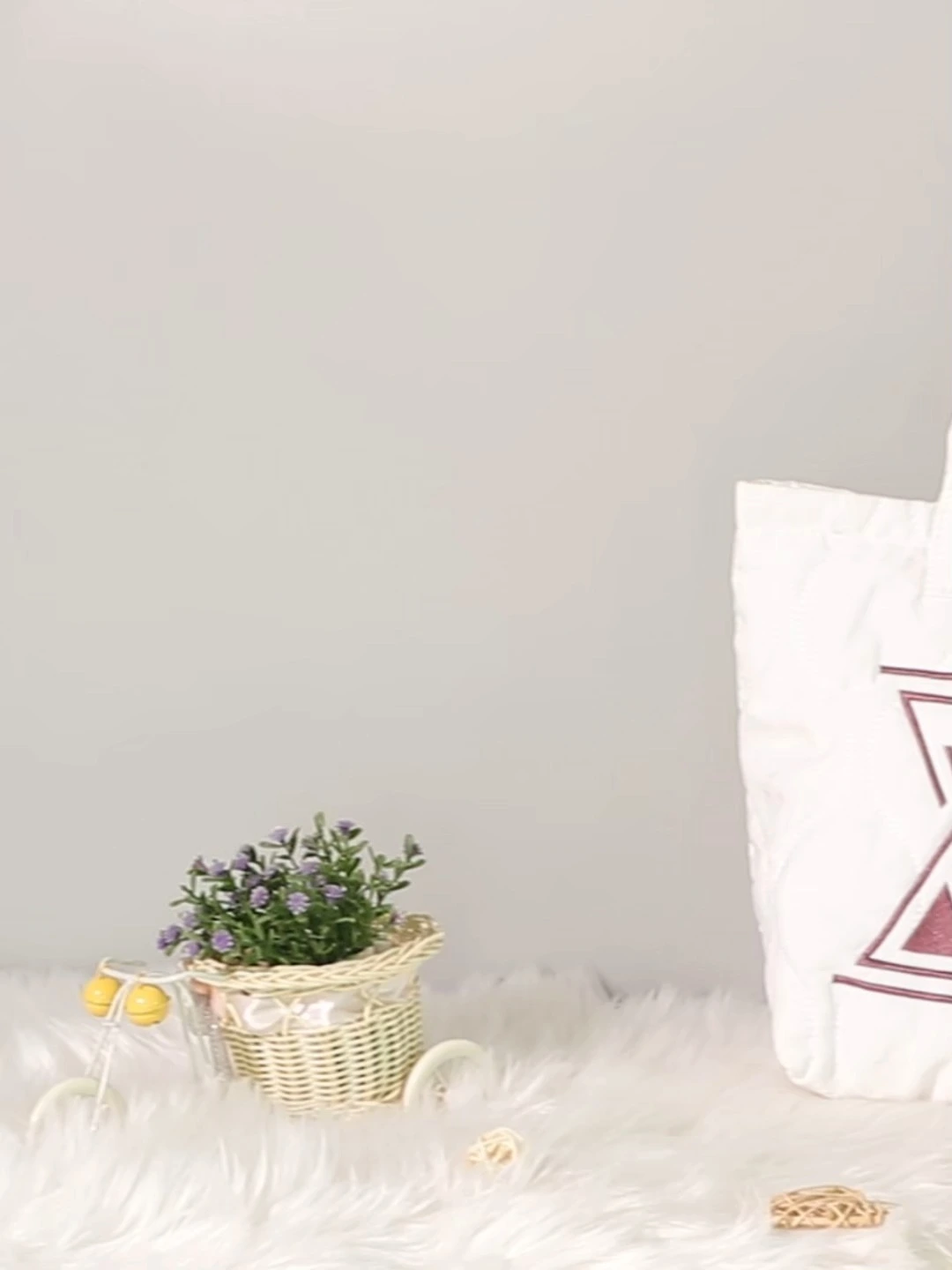 Bolsa Mini Bucket Branca Acolchoada e Personalizável - Bolsa de Ombro Fofa e Bordada para Uso Diário 1