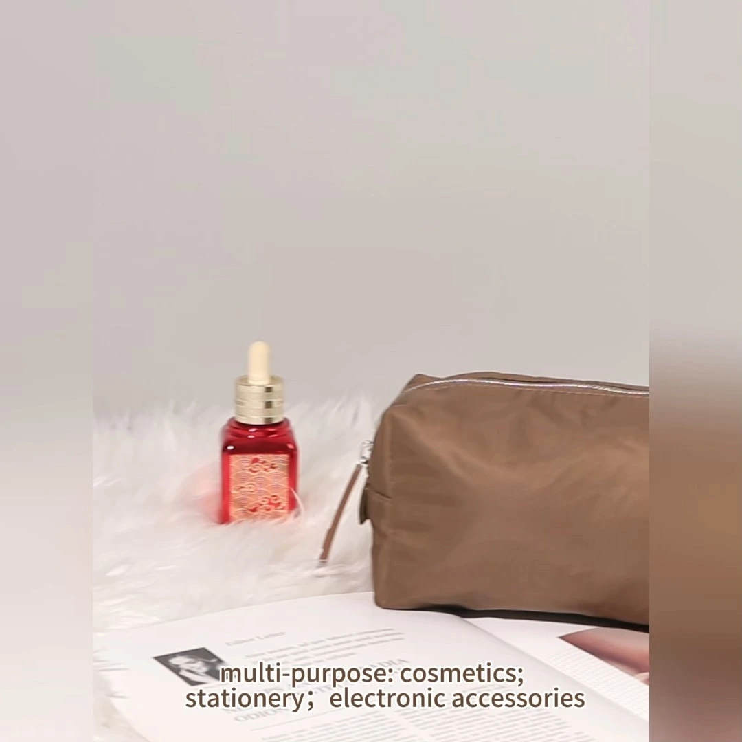 Sac cosmétique gonflé de poche de maquillage rembourrée douce de voyage imperméable faite sur commande 1