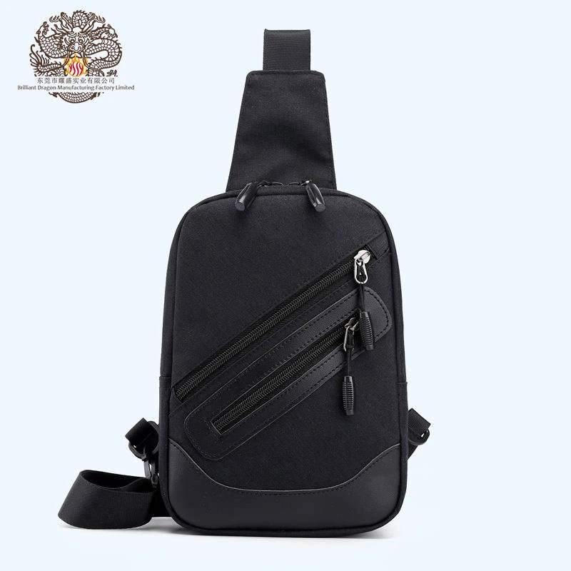 Borsa a tracolla da uomo nera e grigia con tracolla sul petto 1