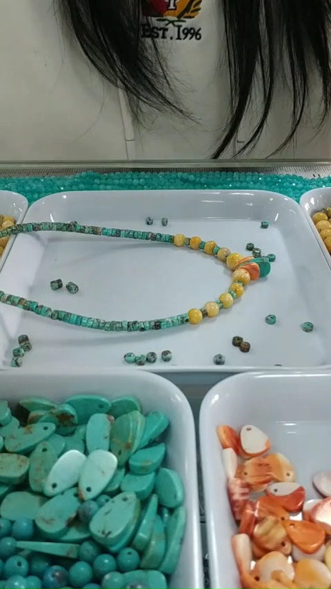 Green ma samasama, bumblebee ma turquoise, o le fetaui lelei o lanu. 9