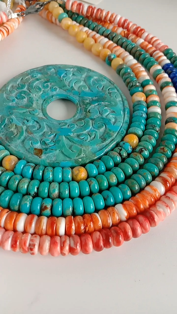 ត្បូងចម្រុះពណ៌ ត្បូងមរកត ឡាពិស ឡាហ្ស៊ូលី គ្រីស្តាល់ ខ្លាឃ្មុំថ្លា។ 9