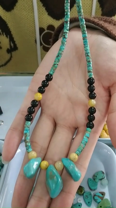 د bumblebee ډبرې او فیروزي ټکر، د نارنجي سپین رنګه سیپ سره مخلوط شوی، د لمر څخه ډک دی. 9