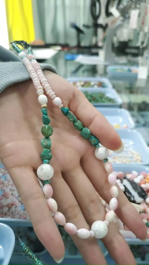 Orisirisi awọn apẹrẹ ti ikarahun conch ayaba ati turquoise ti wa ni interlaced, ti a fi sinu ẹgba ẹgba ẹlẹwa kan. 8