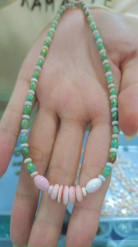 ਚੌਲਾਂ ਦੇ ਦਾਣੇ-ਆਕਾਰ ਦਾ ਹਰੇ ਰੰਗ ਦਾ ਫਿਰੋਜ਼ੀ ਉਸੇ ਆਕਾਰ ਦੇ ਇੱਕ ਵੱਡੇ ਗੁਲਾਬੀ ਸਮੁੰਦਰੀ ਸ਼ੈੱਲ ਨਾਲ ਮੇਲ ਖਾਂਦਾ ਹੈ। 8