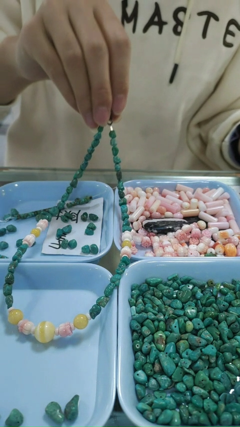 Fiori è pianeti, conchiglie di regina è turchese, si riuniscenu in questa collana fatta à manu 8