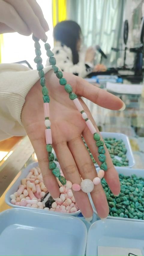 Pink sea shell with green turquoise nuggets necklace.Full of the natural atmosphere of the sea and forest 8