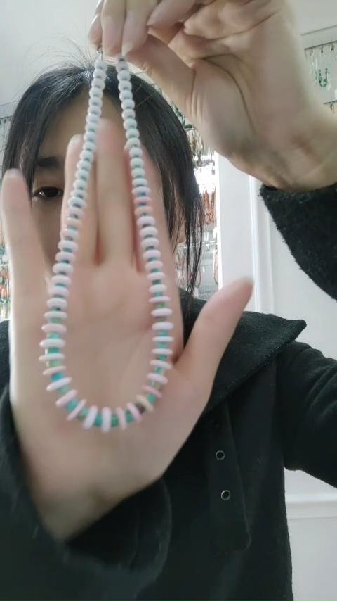 The queen shell with turquoise,approaching us gracefully like a goddess in the forest. 8