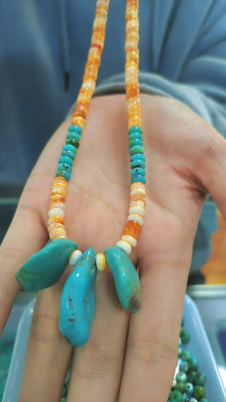 Mkufu huu ni shanga za oyster rondelle za rangi ya chungwa .Pande na kishaufu ni turquoise. 9