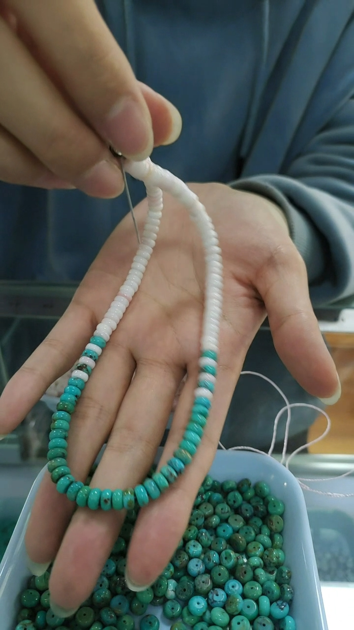 Ин гарданбанд асосан маҳтобӣ rondelle ниҳонӣ princess .Дар ҷонибҳо салиб-бофташуда бо фирӯзӣ ва маликаи ниҳонӣ. 9