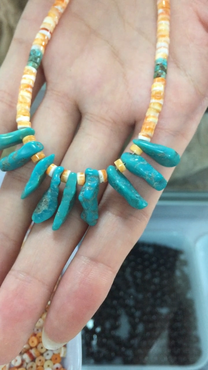 Mi piace stu turchese perchè mi ricorda u lagu. Hè parighjate perfettamente cù l'ostrica spinosa. 9