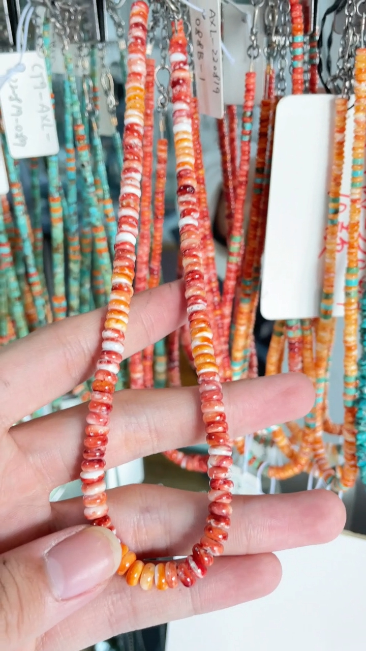 Audrita hà cuncepitu è ​​​​creatu u collana Southwest perle d'ostriche spine d'aranciu in 16 inch 8