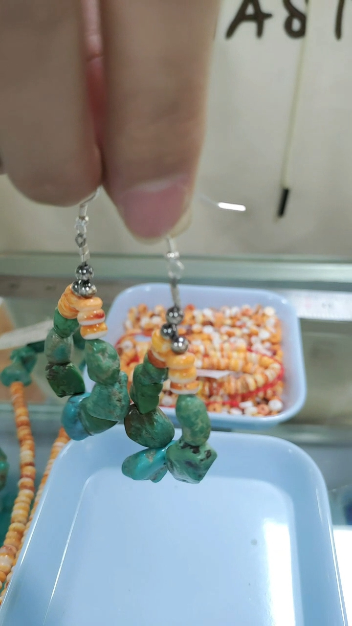 Hierdie blou turkoois oorbelle, pragtig handgemaak en oorspronklik, kan 'n voorkoms van elegansie by enige gemaklike drag voeg. 9