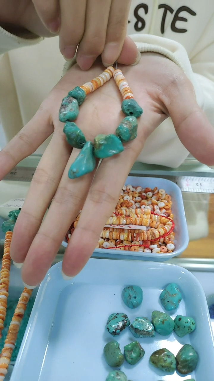 Navajo Natural Turquoise Heishi armband. Þessir grænbláu bitar og oddhvassar ostrur eru glæsilega strengdir með sterling 9