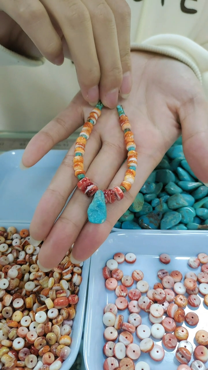 Ẹgba yii pẹlu Blue Green Turquoise. Ẹgba kọọkan le yatọ pẹlu awọn ojiji ti okuta. 9