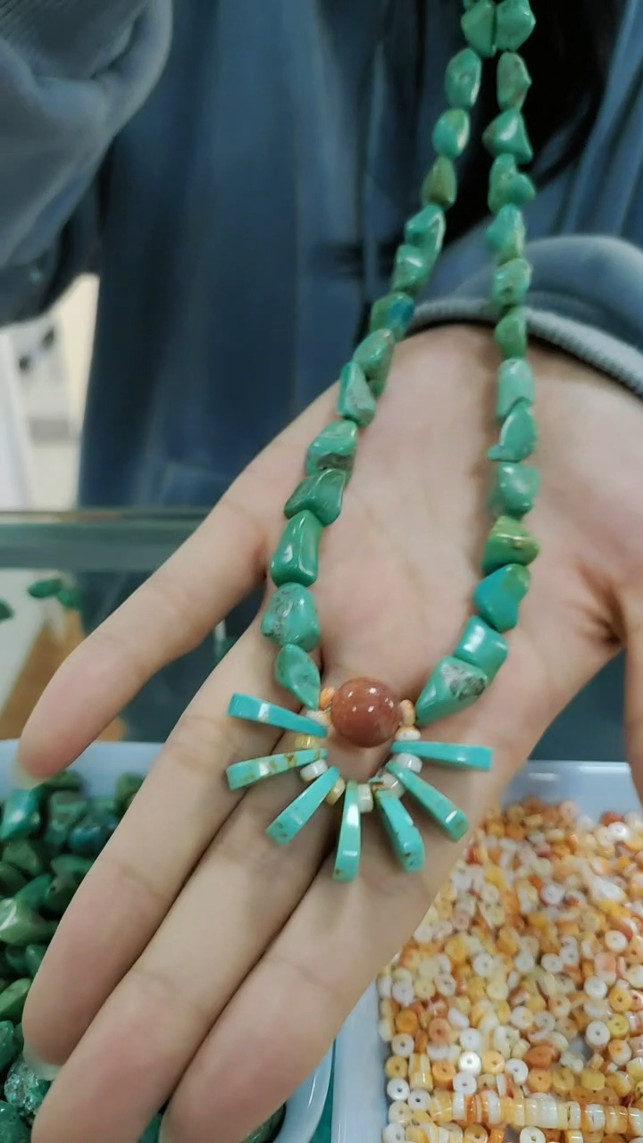 ਮੇਰਾ ਨਵਾਂ ਸੰਗ੍ਰਹਿ ਹੌਲੀ-ਹੌਲੀ ਇਕੱਠਾ ਹੋ ਰਿਹਾ ਹੈ। ਮੈਨੂੰ ਇਸ ਗੱਲ ਨਾਲ ਬਹੁਤ ਪਿਆਰ ਹੈ ਕਿ ਇਹ ਮੁੰਦਰਾ ਕਿਵੇਂ ਨਿਕਲਿਆ। ਆਉਣ ਲਈ ਹੋਰ! 9