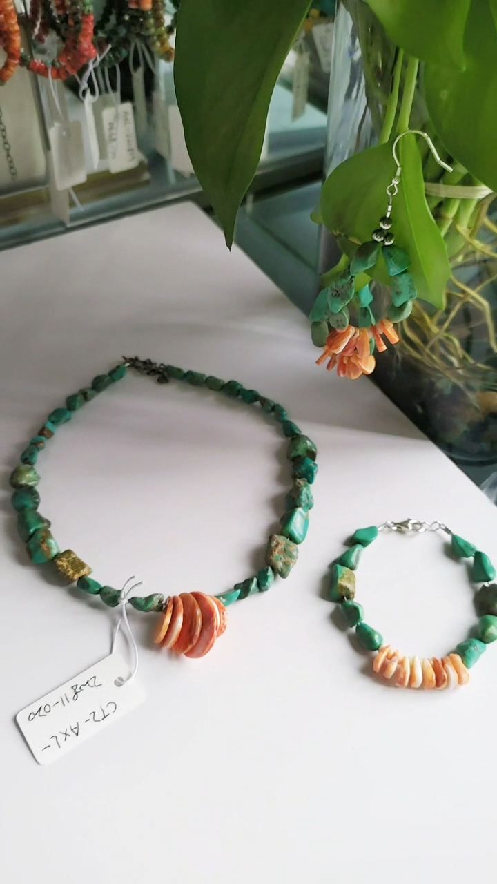 We creates amazing set filled with turquoise and spiny oyster，it can mixed with various other bright stones and carvings 9