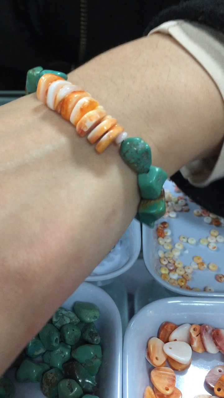 ਇਹ ਇੱਕ ਕਿਸਮ ਦੇ ਬਰੇਸਲੇਟ ਵਿੱਚ ਸਾਰੇ ਕੁਦਰਤੀ ਸੰਤਰੀ ਸਪਾਈਨੀ ਓਇਸਟਰ ਸ਼ੈੱਲ ਮਣਕਿਆਂ ਦੀ ਵਿਸ਼ੇਸ਼ਤਾ ਹੈ ਜੋ ਕਿ ਫਿਰੋਜ਼ੀ ਅਤੇ 925 ਚਾਂਦੀ ਦੇ ਨਾਲ ਪੇਅਰ ਹਨ। 9