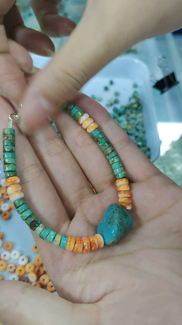 ഓറഞ്ചിന്റെയും ബ്ലൂസിന്റെയും ഈ ഷേഡുകളെല്ലാം ഞാൻ ഒരുമിച്ച് ഇഷ്ടപ്പെട്ടു, സണ്ണി ദിവസങ്ങളെ ഓർമ്മിപ്പിക്കുന്നു. 9