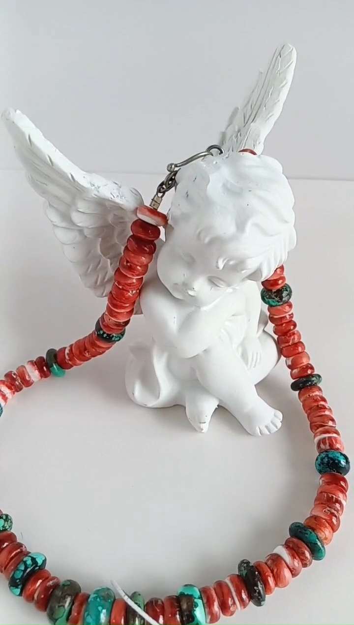 In our sample room,i find this kind of necklace 8