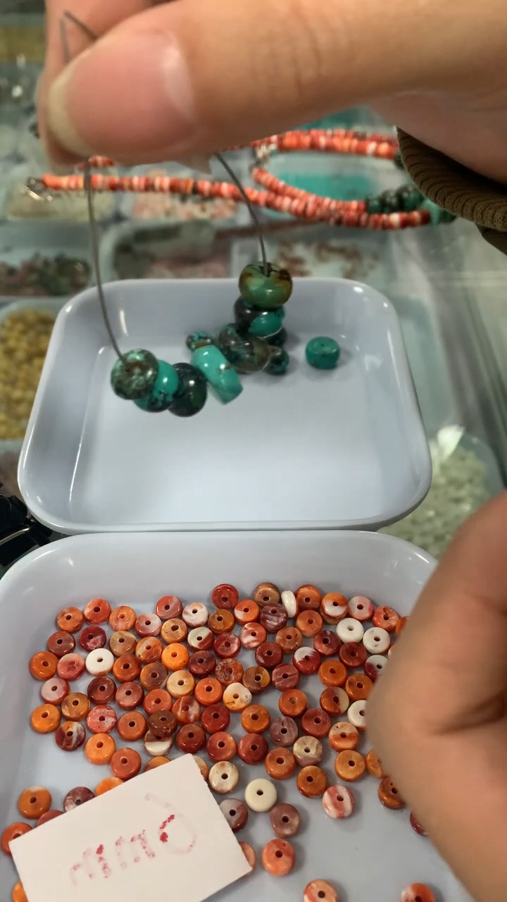 Tagann an cluaise seo i dathanna bríomhara, comhdhéanta de turquoise agus oisrí spíonacha 9