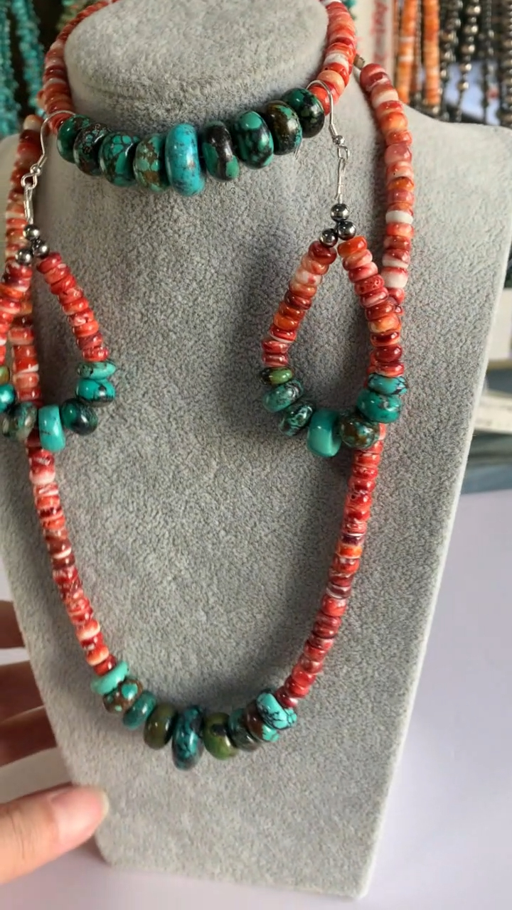 你喜歡珠寶套裝嗎？這個由綠松石和多刺牡蠣組成 9