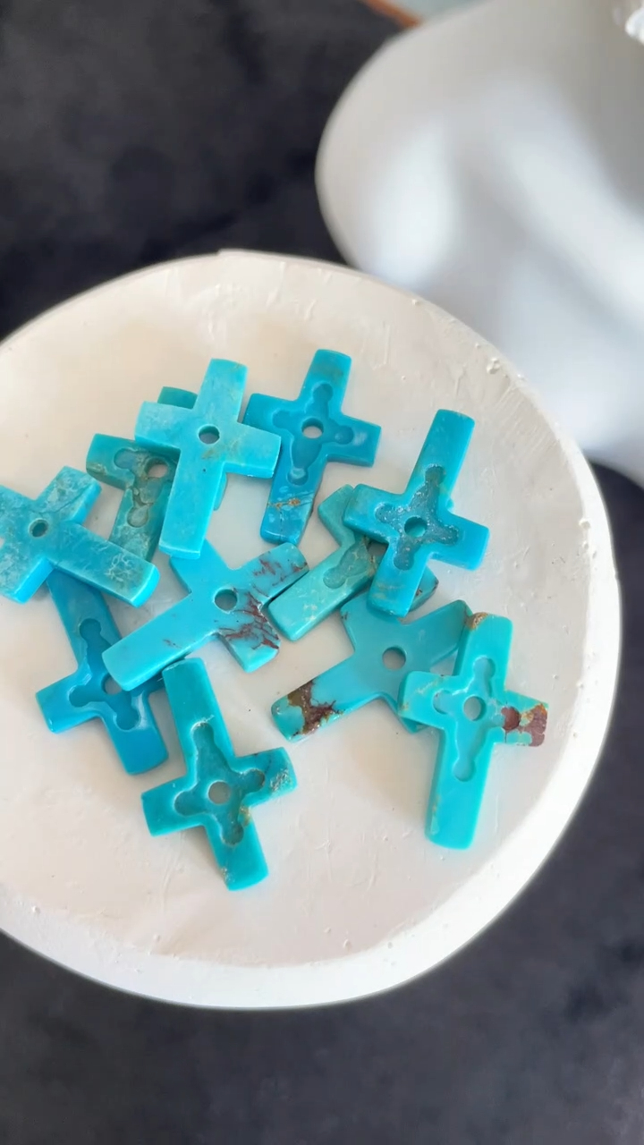 Howlite Turquoise Shanga Zilizochongwa umbo la msalaba 9