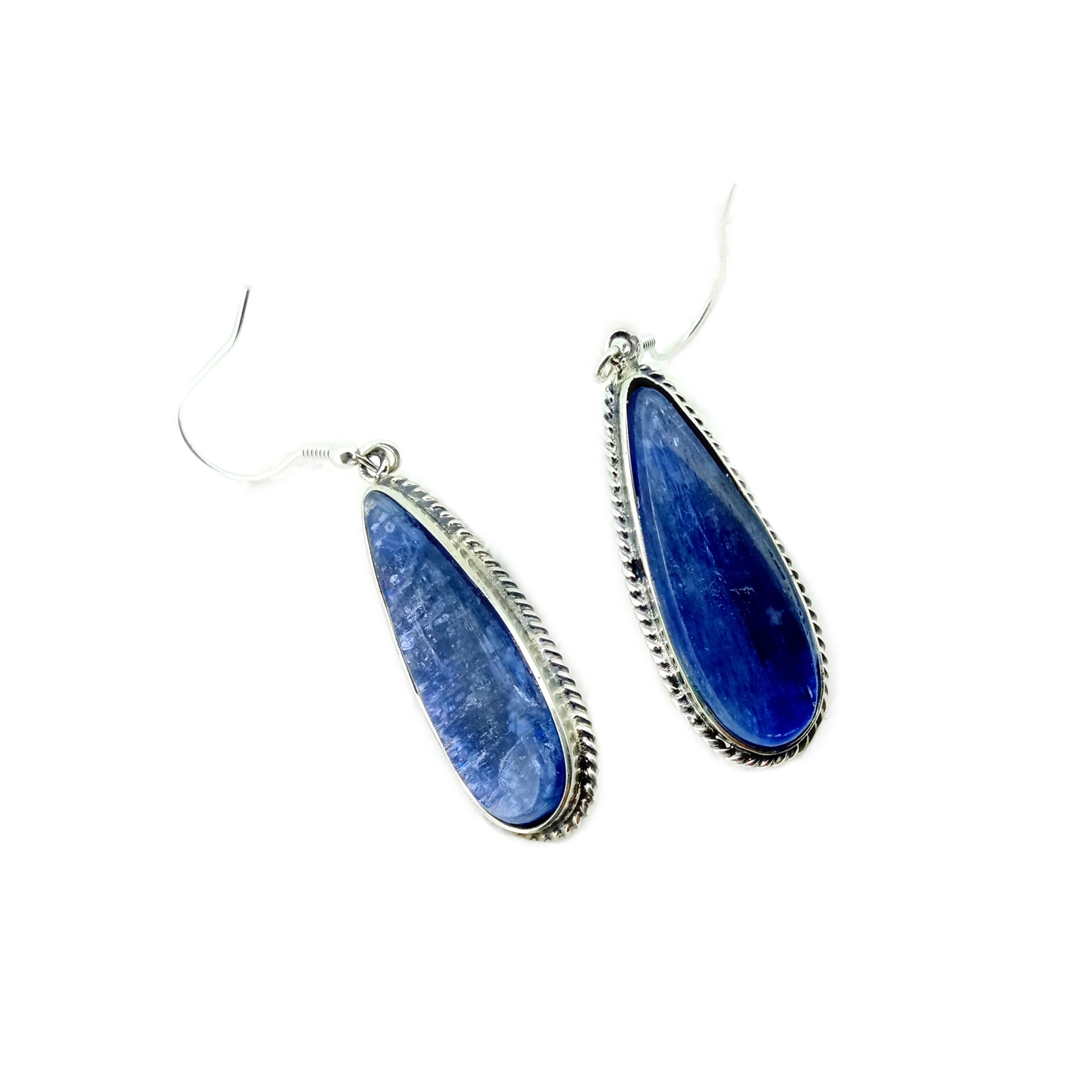 Denim Kyanite dobe ọla ntị na Oxidised Sterling Silver nwere ihe nrịbama ọla edo 925 ọla ntị ọla ọcha. 1