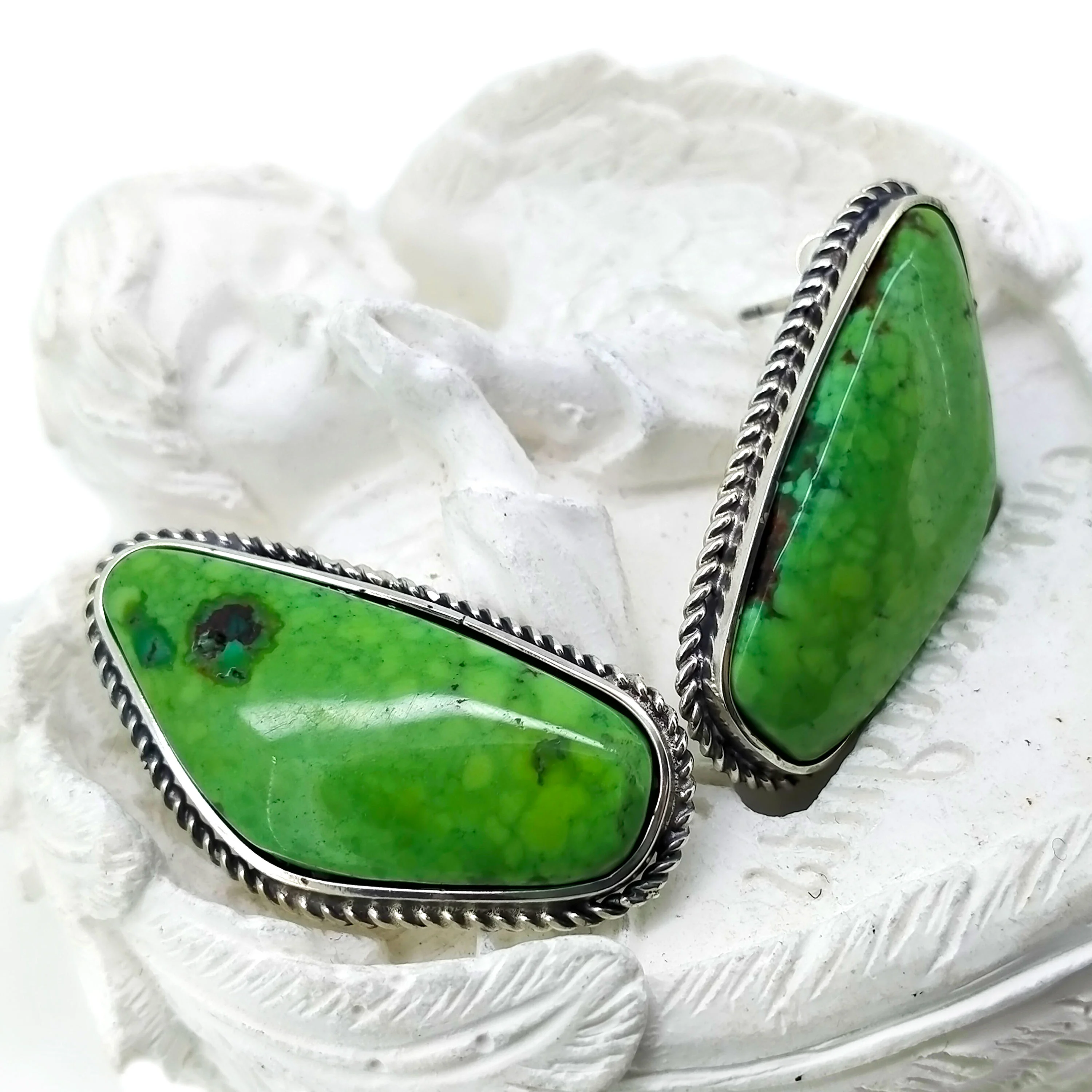 American Natural Turquoise thiab Malgache Neon Apatite Lever Back Earrings hauv Vermeil YG thiab Platinum Tshaj Sterling Silver 1
