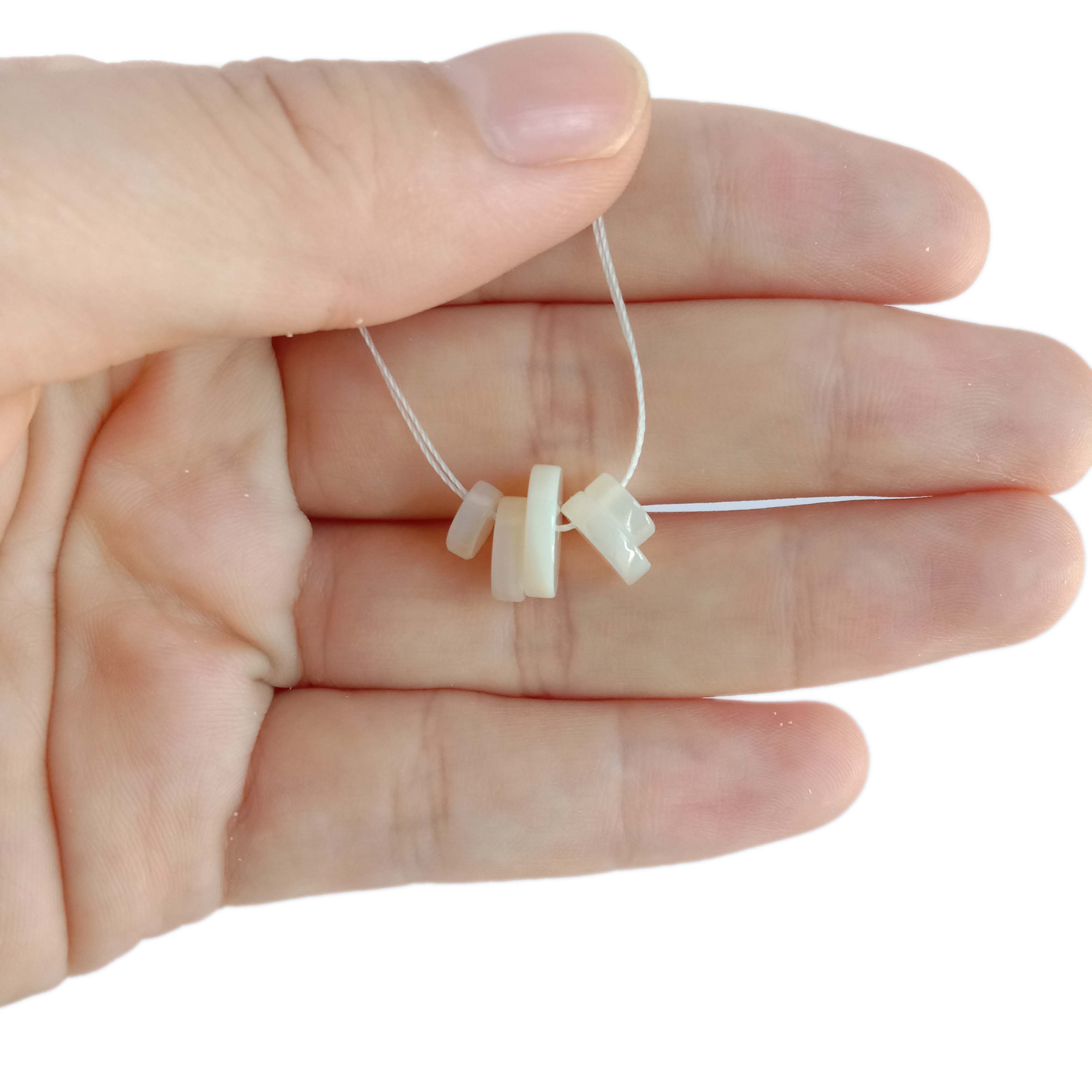 Mabenyane a entsoeng ka letsoho a Cabochon a tšoeu a Mop a etsang Mop sefaha 14