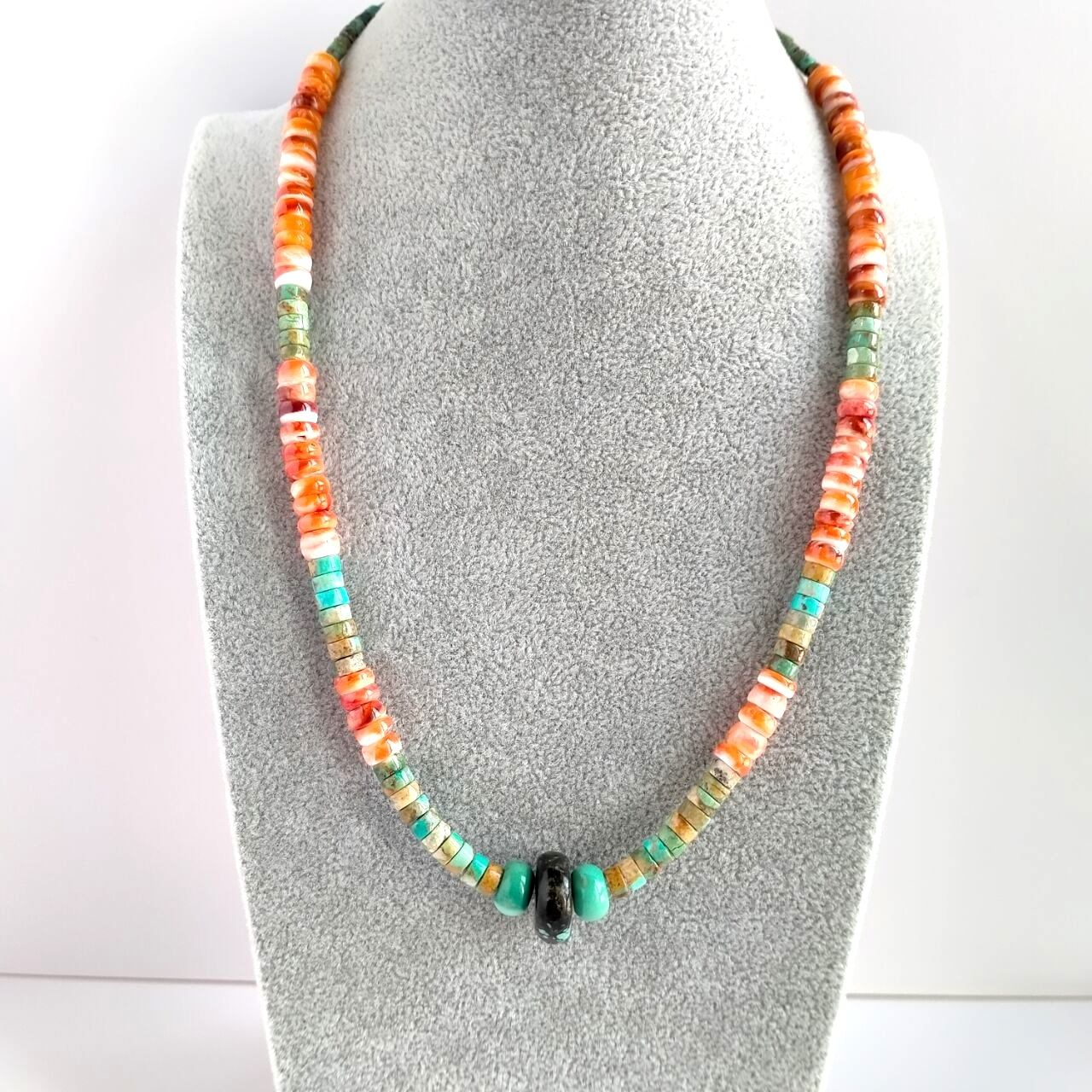 ខ្សែកបំពង់ Heishi Turquoise ដែលមានអង្កាំអយស្ទ័រ Spiny 1