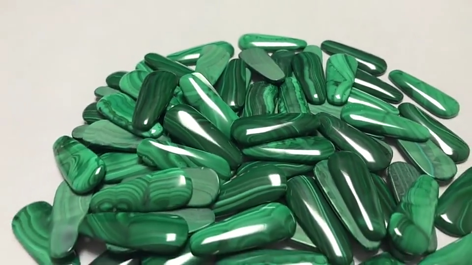 គុណភាពលំដាប់កំពូលដ៏អស្ចារ្យ 100% ធម្មជាតិ Malachite Oval 14